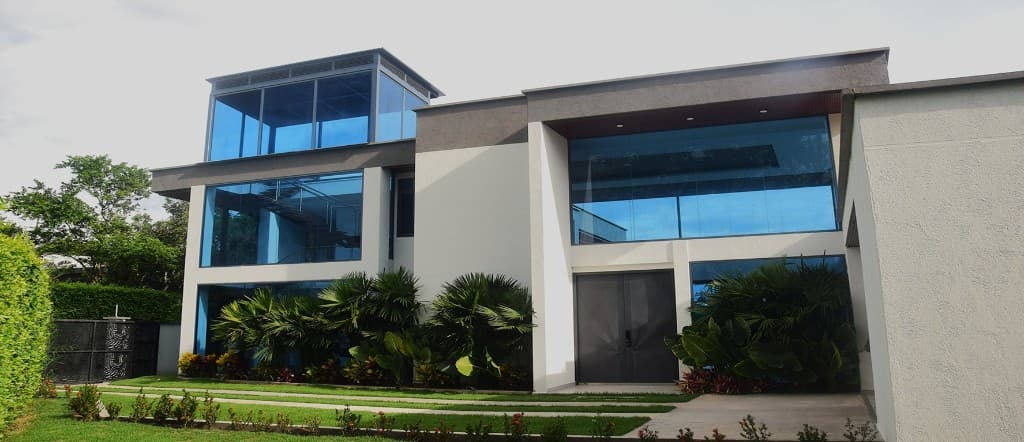 Fachada exterior de vivienda contemporánea con amplios ventanales